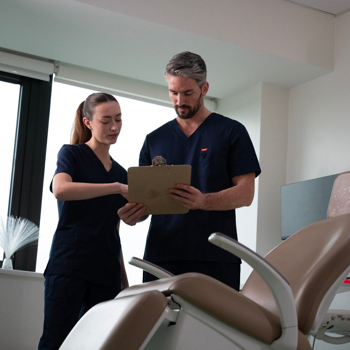 Performance am Behandlungsstuhl: Warum moderne Zahnarztbekleidung den Unterschied macht