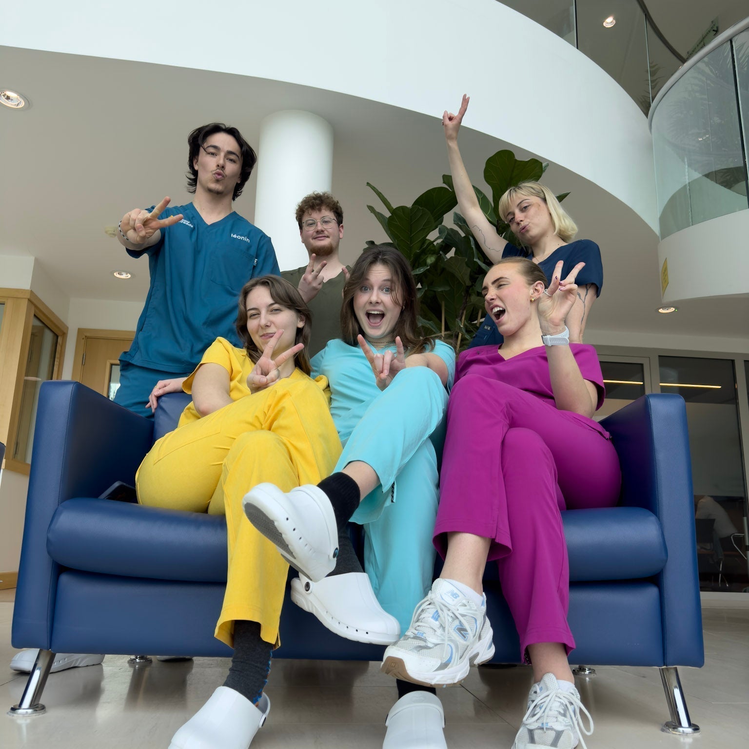 El poder del color en los uniformes sanitarios: cómo influye en pacientes y profesionales de la salud